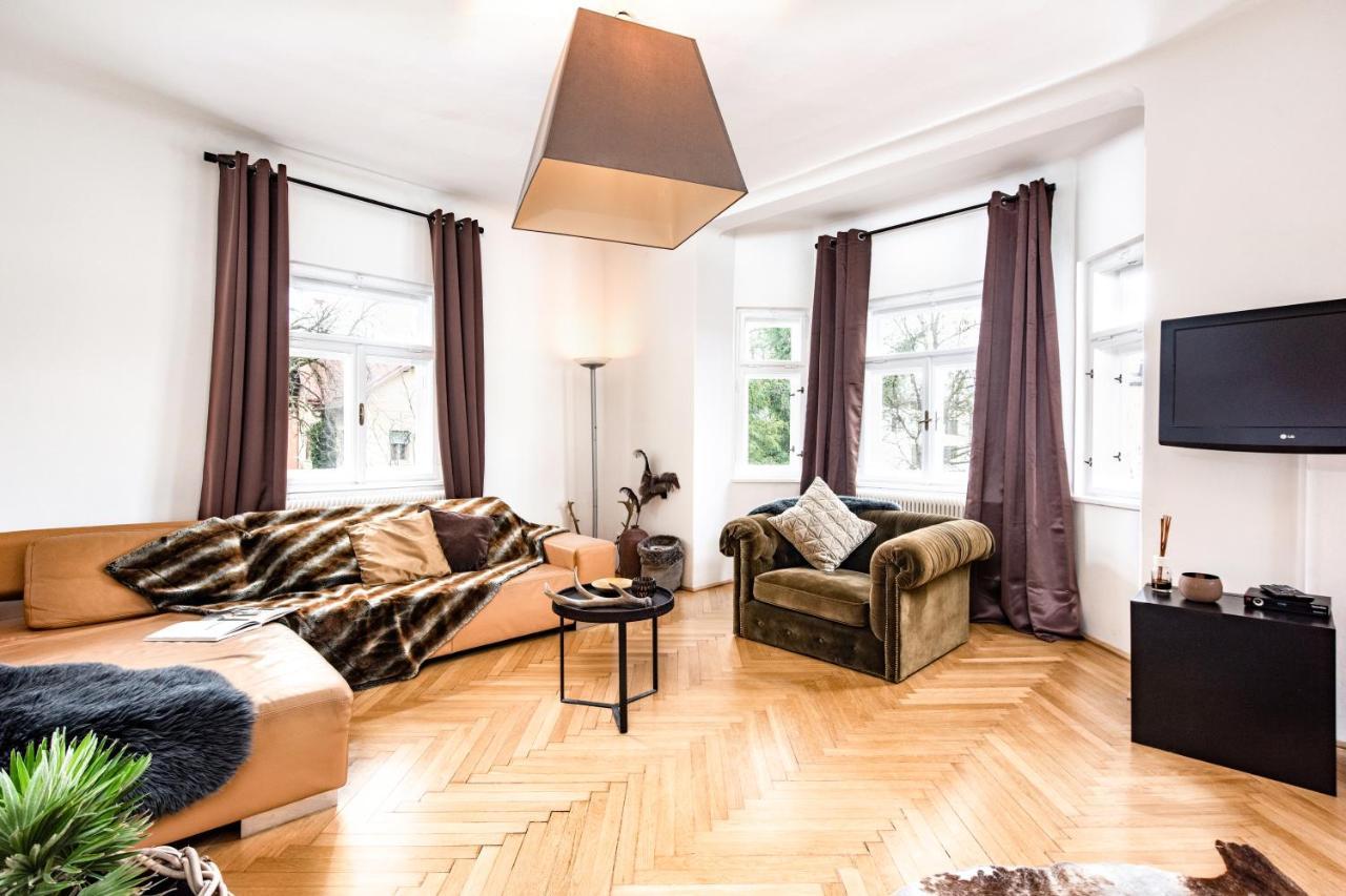 Family Wellhouse Green Garden Direct In Salzburg, Sunny Big Garden, Up To 16 Pax, Bikes For Free, Bbq, Sunbeds, Parking For Free, 15 Min Sound Of Music 외부 사진
